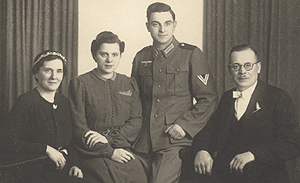 Silberhochzeit von Johann Ernst und Martha Woyt mit ihren Kindern Lotte und Ernst