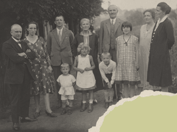 v.links: Fritz Woyt, Gertrud Woyt geb. Kuhn, Herbert Kuhn, Pauline Kuhn geb. Knittel, Wilhelm Kuhn, Lotte Woyt, Helene Kuhn geb. Pips, Martha Woyt geb. Kuhn, Kinder: Manfred und Irmgard Woyt, Helmut Kuhn; Aufnahme ca. 1931